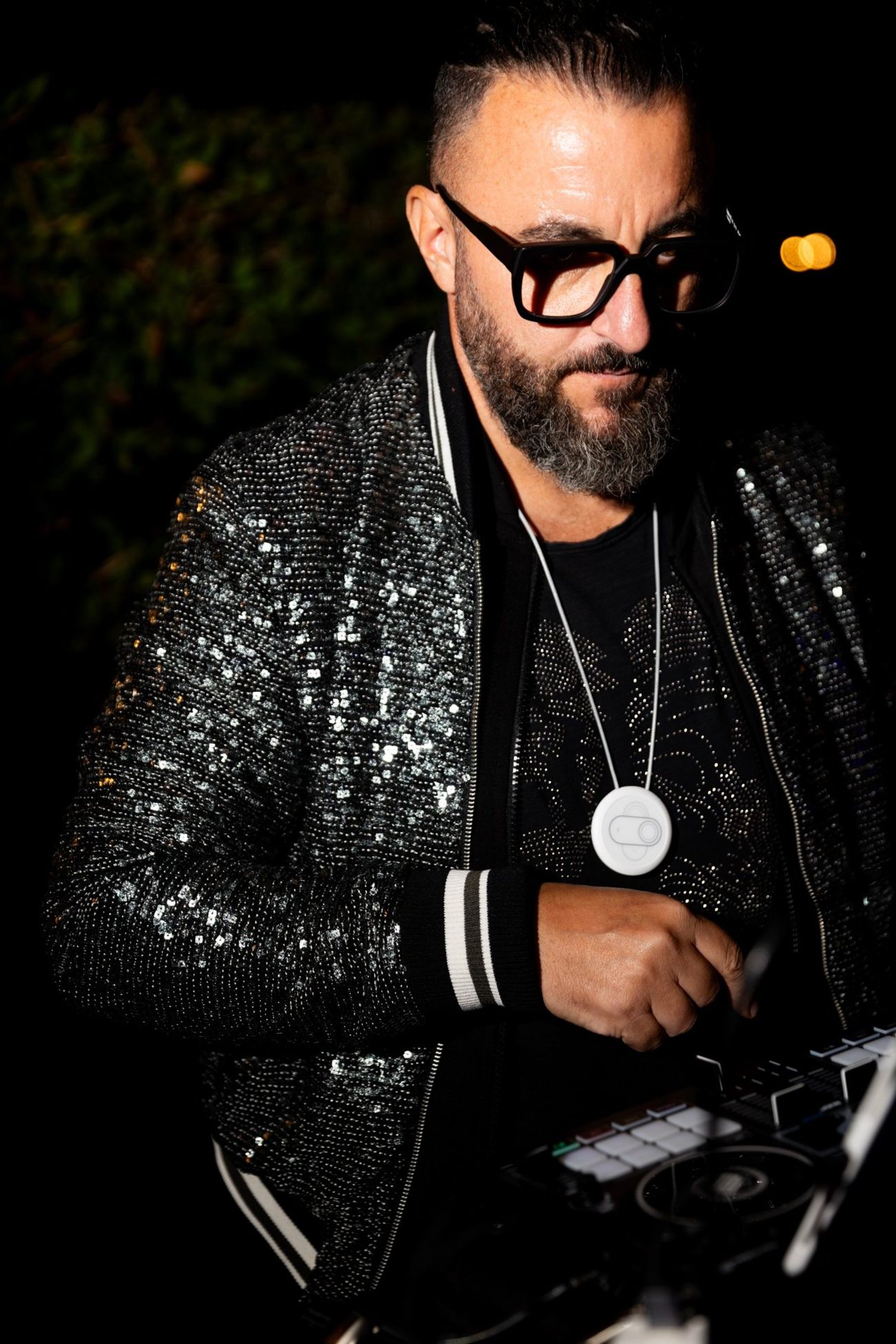 Giulio Larovere durante un DJ set con giacca di paillettes