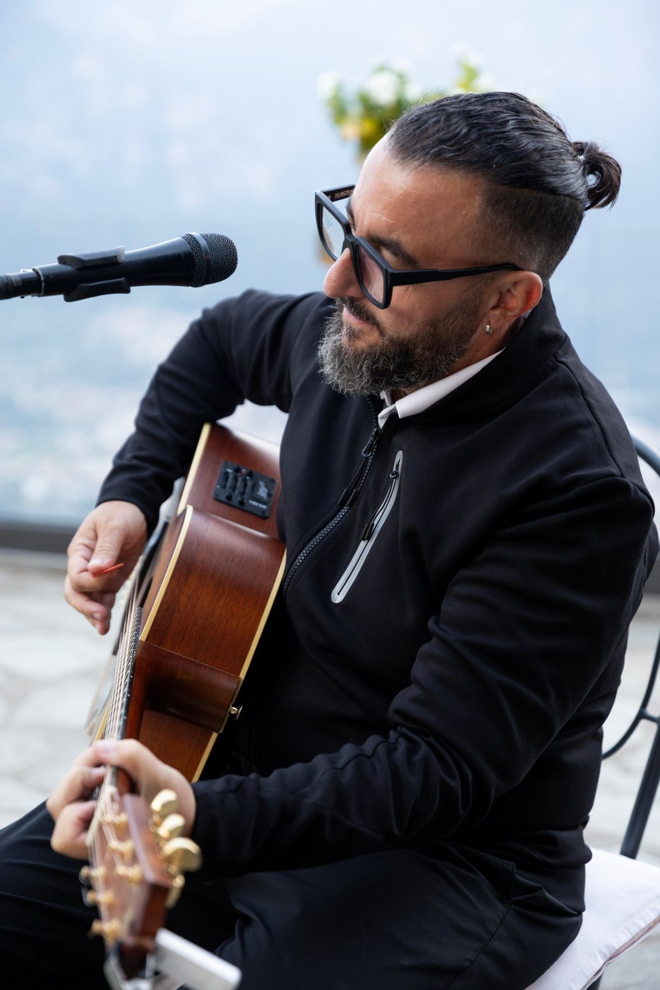Giulio Larovere canta e suona la chitarra acustica a un matrimonio